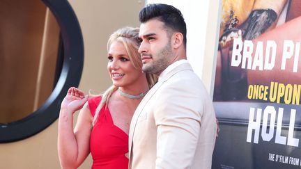 Britney Spears et son compagnon Sam Asghari, le 22 juillet 2019 à Los Angeles (Etats-Unis). (IMAGE PRESS AGENCY / NURPHOTO VIA AFP)