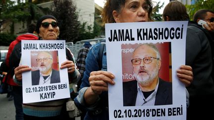 Des manifestants brandissent le portrait du journaliste saoudien Jamal Khashoggi, le 9 octobre 2018 à Istanbul (Turquie).  (OSMAN ORSAL / REUTERS)