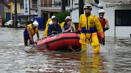 Des secouristes viennent en aide &agrave; des victimes des inondations, jeudi 10 septembre 2015 &agrave; Oyama, au nord de Tokyo (Japon). (YOSHIKAZU TSUNO / AFP)