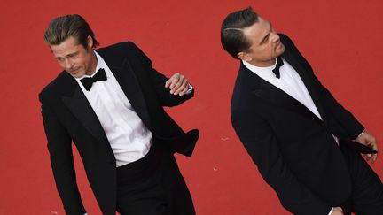 Les (très) élégants Brad Pitt et Leonardo DiCaprio sur fond de tapis rouge pour la présentation de&nbsp;"Once Upon a Time... in Hollywood". (CHRISTOPHE SIMON / AFP)