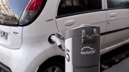 Une borne Autolib, service de v&eacute;hicule &eacute;lectrique en libre-service, &agrave; Paris, le 23 octobre 2012. (NATHAN ALLIARD / PHOTONONSTOP / AFP)