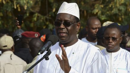 Le président sénégalais Maky Sall s'exprime après avoir voté, le 24 février 2019&nbsp;à Fatick (Sénégal). (SEYLLOU / AFP)