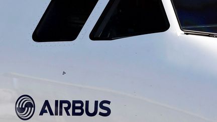 Le loueur d'avions China Aircraft Leasing Company a annoncé vendredi 29 décembre avoir conclu un accord avec l'avionneur européen Airbus pour l'acquisition de 50 appareils moyen-courrier A320neo. (REGIS DUVIGNAU / REUTERS)