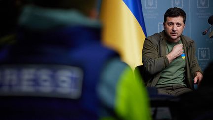 Le président ukrainien Volodymyr Zelensky rencontre des journalistes étrangers à Kiev, en Ukraine, le 3 mars 2022. (EYEPRESS NEWS / AFP)