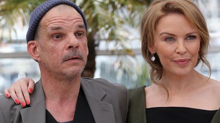 Le couple improbable du jour: l'acteur fran&ccedil;ais Denis Lavant (G) et la chanteuse australienne Kylie Minogue r&eacute;unis par Leos Carax dans son film "Holy Motors". (LOIC VENANCE / AFP)