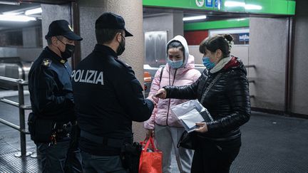 Des policiers contrôlent des "green pass" à Milan (Italie), le 6 décembre 2021. (Piero Cruciatti / ANADOLU AGENCY / Anadolu Agency via AFP)