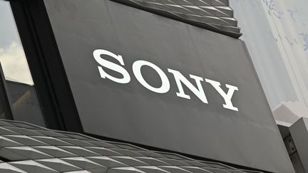 Un logo du groupe Sony à Tokyo (Japon), en janvier 2022. (KAZUHIRO NOGI / AFP)