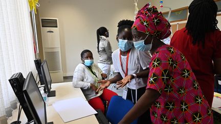 Centre de formation des enseignants dans les locaux du lycée international Jean Mermoz à Abidjan, le 5 février 2021. En Afrique de l'Ouest, la moitié des enfants qui arrivent au collège ne savent ni lire, ni écrire. (ISSOUF SANOGO / AFP)