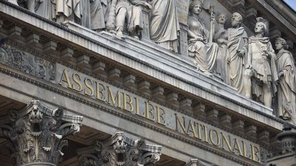 Le bas-relief de la façade de l'Assemblée nationale. (NATHANEL CHARBONNIER / RADIO FRANCE)