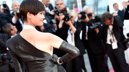 L'actrice et chanteuse chinoise monte les marches pour la projection du "Petit Prince"
 (LOIC VENANCE / AFP)