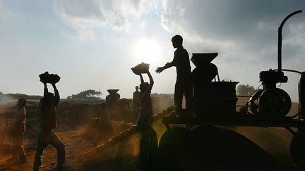 Beaucoup d’enfants sont principalement originaires des régions pauvres du Népal et du Bangladesh.

Si certains viennent accompagnés de leurs familles, d’autres sont orphelins ou ont été vendus par leurs parents.

Des ONG parlent même de réseaux organisés. (AFP PHOTO/ Roberto Schmidt)