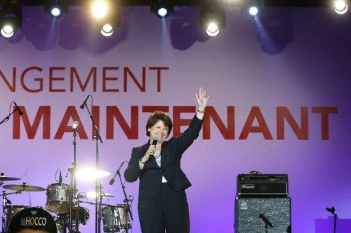 Martine Aubry, sur la scène de la place de la Bastille le 6 mai. (THOMAS COEX / AFP)