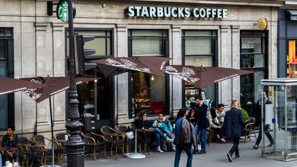 Une façade de café Starbucks, à Paris, le 28 avril 2014. (BRUNO LEVESQUE / MAXPPP)