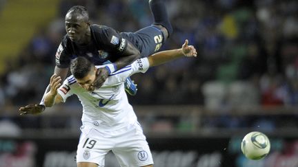 Le joueur du FC Porto Eliaquim Mangala prend le dessus sur le joueur de Feirense Rabiola lors d'un match de championnat portugais, &agrave; Aveiro, le 18 septembre 2011.&nbsp; (MIGUEL RIOPA / AFP)