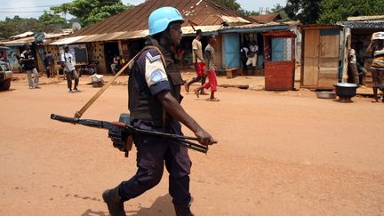 Un Casque bleu rwandais patrouille &agrave; Bangui (Centrafrique), le 14 septembre 2015. (EDOUARD DROPSY / AFP)