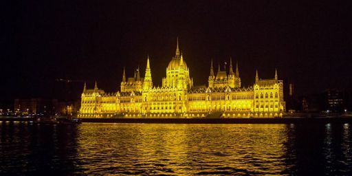 Le Parlement hongrois à Budapest se reflétant sur le Danube (12 août 2014) (PHOTOSTOCK-ISRAEL - CULTURA CREATIVE)