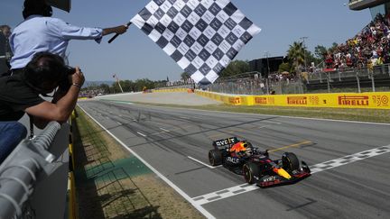 Max Verstappen franchit la ligne d'arrivée du Grand prix d'Espagne en tête, le 22 mai 2022. (MANU FERNANDEZ / POOL / AFP)