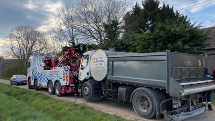 Un homme suspecté de faire partie d'une équipe de "bitumeurs irlandais" a été interpellé mercredi 14 avril au volant d’un camion à&nbsp;Saint-Gemme-en-Sancerrois (GENDARMERIE NATIONALE)