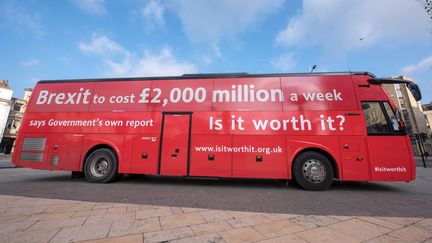 Le bus rouge affrété par une association anti-Brexit a fait étape à Bristol (Royaume-Uni), le 22 février 2018. (MAXPPP)