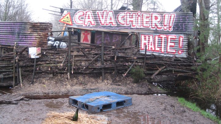 L'une des barricades qui jalonnent la ZAD de Notre-Dame-des-Landes (Loire-Atlantique), le 10 janvier 2013.&nbsp; (FRANCETV INFO)