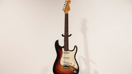 La guitare Fender Stratocaster 1964 ayant appartenu à Bob Dylan, vendue aux enchères 965.000 dollars (690.000 euros) le 6 décembre 2013 chez Christie's à New York, un record mondial pour une guitare.
 (Andrew Burton / GETTY IMAGES NORTH AMERICA / AFP)