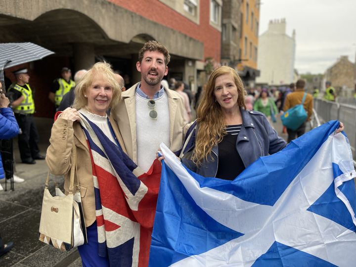 Theresa, Charles et Fiona sont venus en famille voir le cercueil d'Elizabeth II. (THÉO UHART / RADIO FRANCE)