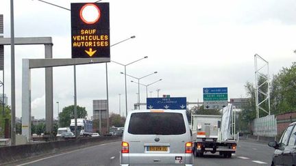  (La voie de gauche de l'A1 entre Paris et Roissy était réservée aux bus et taxis depuis plusieurs semaines © Maxppp)