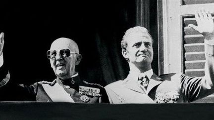 Octobre 1975 : le général Franco et le prince Juan Carlos saluent la foule à Madrid. (AFP)