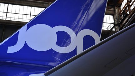 La dérive d'un A320 aux couleurs de Joon dans un hangar de Roissy (Val-d'Oise). (JEAN-CHRISTOPHE BOURDILLAT / RADIO FRANCE)