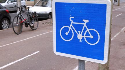 Ce panneau signale désormais une piste cyclable ou une bande cyclables conseillée pour les cycles à deux ou trois roues, et obligatoire pour les EDPMs et cyclomobiles légers. (ALEX BAILLAUD / MAXPPP)