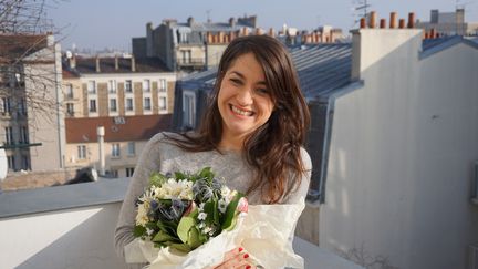 Déborah de Robertis pose avec le bouquet composé&nbsp;pour sa dernière performance, le 20 janvier 2016, à Pantin (Seine-Saint-Denis).&nbsp; (JULIE RASPLUS / FRANCETV INFO)