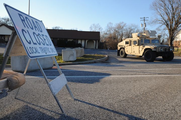 Un v&eacute;hicule de la garde nationale am&eacute;ricaine stationn&eacute; pr&egrave;s d'une route barr&eacute;e pour &eacute;viter de nouvelles de &eacute;meutes &agrave; Ferguson (Missouri, Etats-Unis), le 25 novembre 2014.&nbsp; (MICHAEL B. THOMAS / AFP)