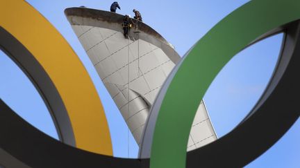 Des employ&eacute;s v&eacute;rifient la torche olympique &agrave; quelques jours de l'ouverture des Jeux olympiques d'hiver &agrave; Sotchi (Russie), le 2 f&eacute;vrier 2014. (ALEXANDER NEMENOV / AFP)