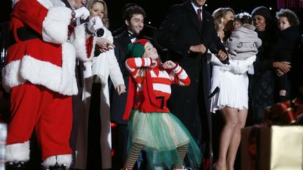 Le pr&eacute;sident am&eacute;ricain Barack Obama danse lors de la f&ecirc;te d'illumination du sapin de No&euml;l &agrave; Washington (Etats-Unis), le 6 d&eacute;cembre 2013. (KEVIN LAMARQUE / REUTERS)