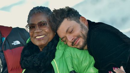 La comédienne Firmine Richard avec son partenaire de "Maison de retraite", Kev Adams, le 21 janvier 2022 à L'Alpe d'Huez (Isère) (AGENCE FRANCK CASTEL                 / MAXPPP)