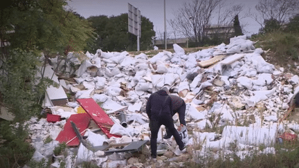 À Villejuif (Val-de-Marne), 40 000 m3 de déchets de chantiers ont été déposés pendant le confinement créant une gigantesque décharge à ciel ouvert. Pourquoi n’ont-ils pas été évacués 3 ans après ? Enquête. (FRANCE 2)