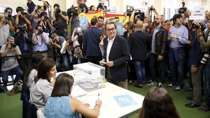 Le pr&eacute;sident de la Catalogne, Artur Mas, dans un bureau de vote, le 27 septembre 2015 &agrave; Barcelone (Espagne). (ANDREA COMAS / REUTERS)