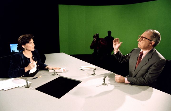 Anne Sinclair et&nbsp;Jacques Delors, le 11 décembre 1994, quelques minutes avant le début de l'interview dans l'émission de TF1 "7 sur 7", à Paris. (PATRICK KOVARIK / AFP)