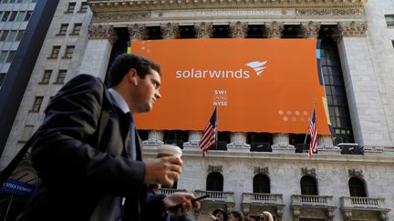 Une&nbsp;bannière de SolarWinds est accrochée à la bourse de New York, le jour de l'introduction en bourse de la société texane, le 19&nbsp;octobre 2018. (BRENDAN MCDERMID / X90143 / REUTERS)