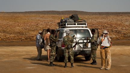 Des militaires escortent des touristes en Ethiopie, &agrave; la fronti&egrave;re avec l'Erythr&eacute;e, en janvier 2012. (MARTIAL ACQUARONE / BIOSPHOTO / AFP)