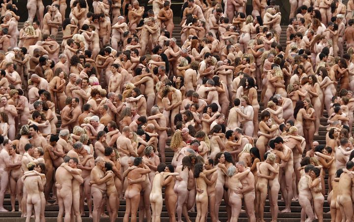 Environ 5 000 volontaires posent nus pour l'artiste Spencer Tunick, devant l'op&eacute;ra de Sydney (Australie), le 1er mars 2010. (TIM WIMBORNE / REUTERS)