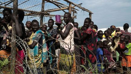 Des femmes font la queue pour recevoir de la nourriture dans un camp protégé par les Casques bleus à Juba, capitale du Soudan du Sud, le 25 juillet 2016. (Photo Reuters/Adriane Ohanesian)