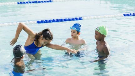 Cours de natation gratuits avec l'opération nationale "J'apprends à nager", à partir de 4 ans et jusqu'à 12 ans. (Illustration) (KALI9 / E+ / GETTY IMAGES)