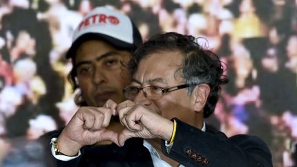 Le candidat colombien à la présidence de la coalition du Pacte historique, Gustavo Petro, accompagné de son fils Nicolas Petro, au siège du parti à Bogota (Colombie) le 29 mai 2022, le jour des élections. (YURI CORTEZ / AFP)