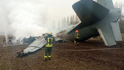 Les secours interviennent sur le lieu du crash d'un avion militaire ukrainien au sud de Kiev le 24 février 2022. (HANDOUT / UKRAINE EMERGENCY MINISTRY PRESS)