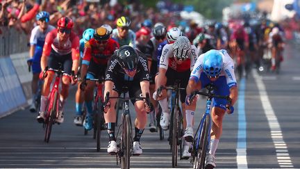 L'Italien Alberto Dainese a coupé la ligne d'arrivée en tête, lors de la 17e étape du Giro, le 24 mai 2023. (LUCA BETTINI / AFP)