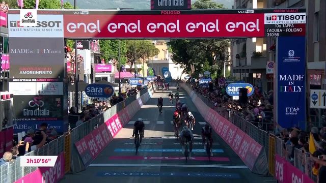 Le Slovène Peter Sagan (Bora-Hansgrohe) a dominé le sprint final à Foligno pour cette dixième étape du Tour d'Italie, lundi 17 mai.