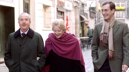 L'ancien premier ministre Edouard Balladur accompagn&eacute; de sa femme et de son directeur de cabinet de l'&eacute;poque, Nicolas Bazire, &agrave; Rouen (Seine-Maritime)&nbsp;le 4 novembre 1995. (JOEL SAGET / AFP)