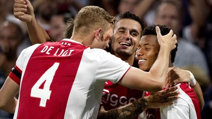 Les joueurs de l'Ajax lors de leur victoire contre le Standard de Liège. (STANLEY GONTHA / ANP)