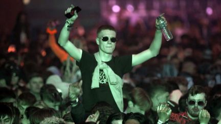 Un homme danse dans une discothèque, le 30 avril 2021, à Liverpool (Royaume-Uni). (RICHARD MCCARTHY / AP)